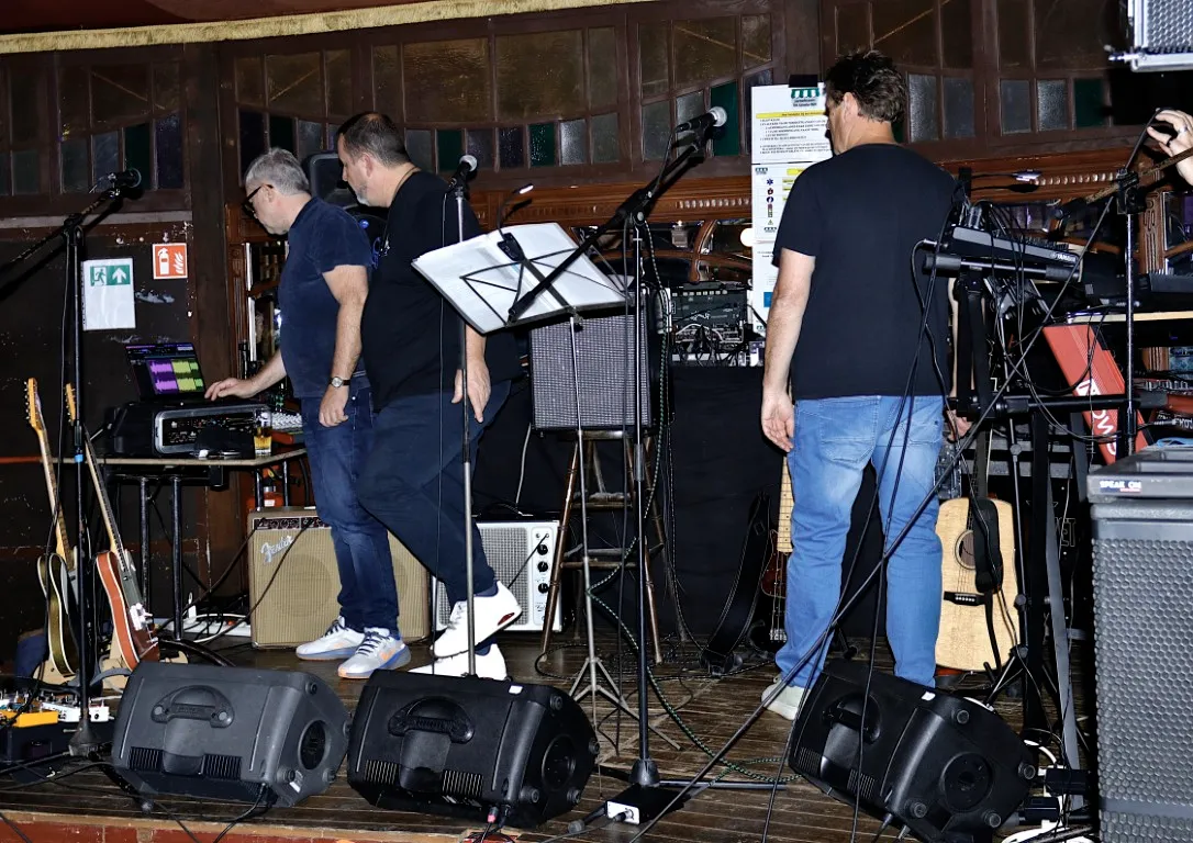 mensen de muziekinstrumenten aan het klaarzetten op de jaarmarkt van Sint-Genesius-Rode